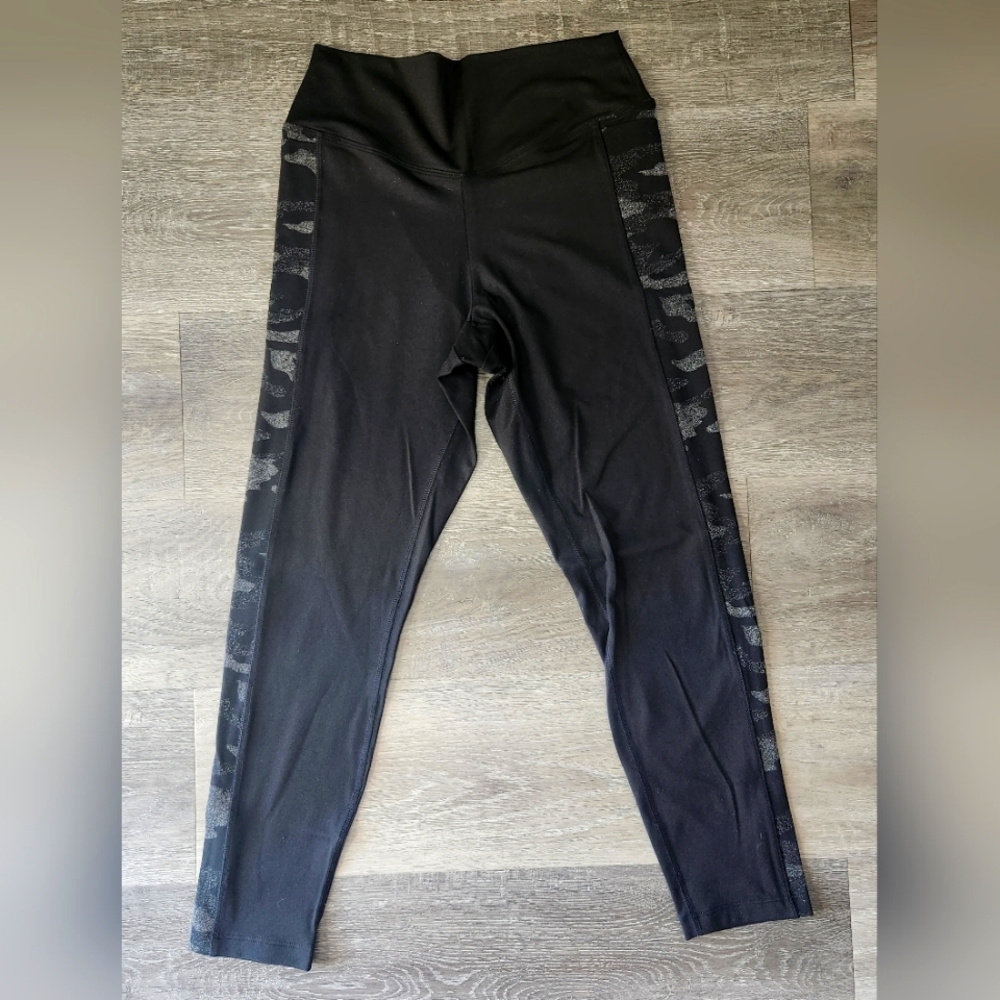 Victorias Secret PINK Yoga Leggings with Camo Print Size Medium